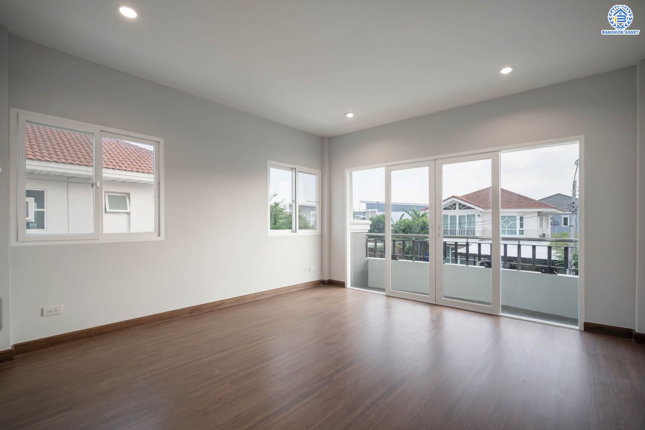 บ้านมือสองตกแต่งใหม่ โครงการ ศุภาลัยการ์เด้นวิลล์ แจ้งวัฒนะ-หลักสี่ เนื้อที่กว่า 63.7 ตร.ว. ฟังก์ชันครบ 3 ห้องนอน 3 ห้องน้ำ 2 ที่จอดรถ บ้านสวย พร้อมเข้าอยู่ ตอบโจทย์ทุกครอบครัว บนทำเลเดินทางสะดวก เข้าสู่ใจกลางเมืองได้อย่างสะดวกสบาย ใกล้ทางด่วนศรีสมานและรถไฟฟ้าสายสีแดง "สถานีดอนเมือง"